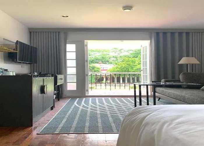 Hotel The Henry Miranila Quezon